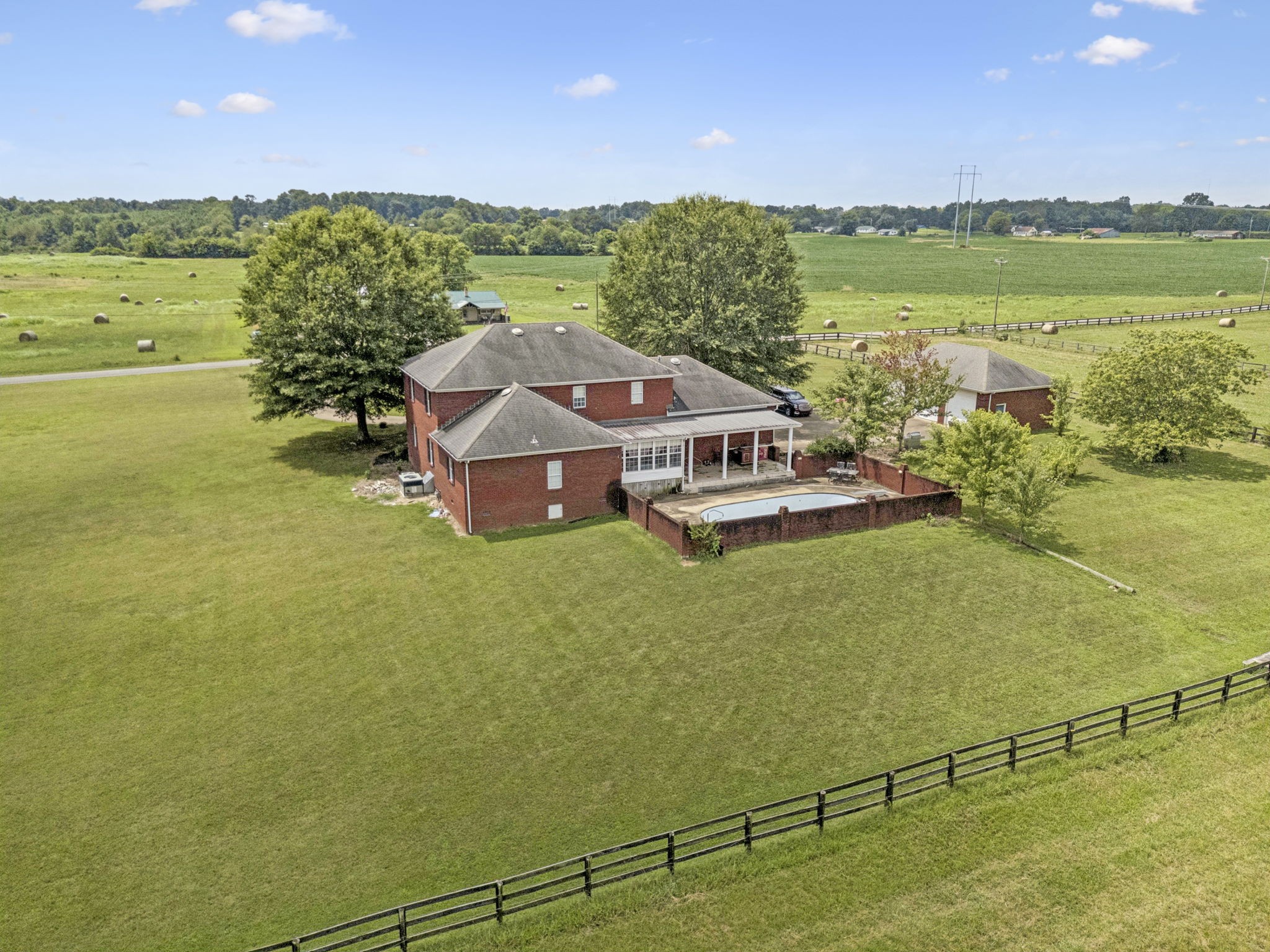 33 Bishop Road Lawrenceburg, TN 38464 - Photo 2 of 87 a view of a city with an ocean view
