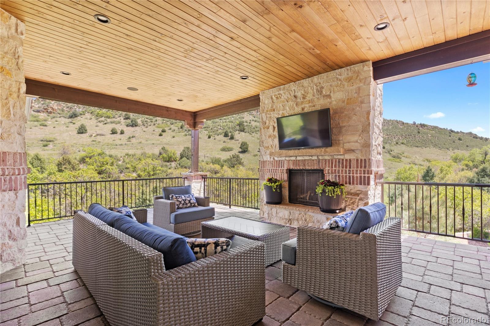 8278 Raphael Lane Littleton, CO 80125 - Photo 6 of 49 Gallery Image 6