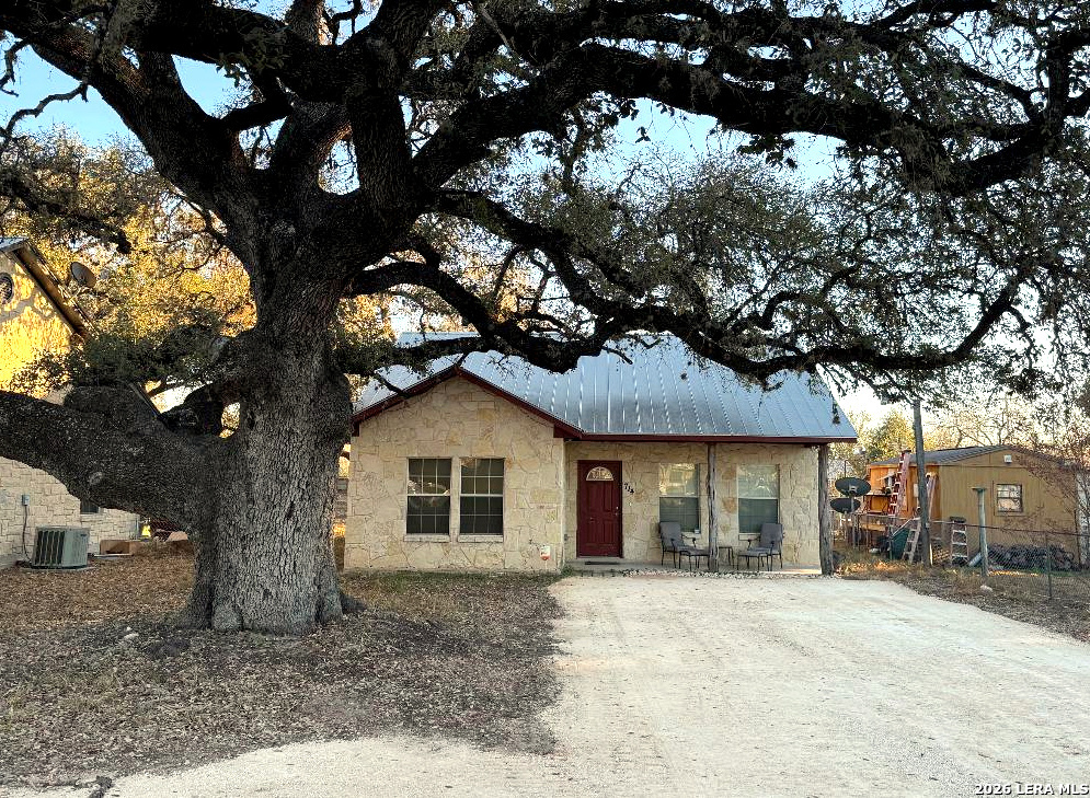 714 Houston Street Pleasanton, TX 78064 - Photo 2 of 14