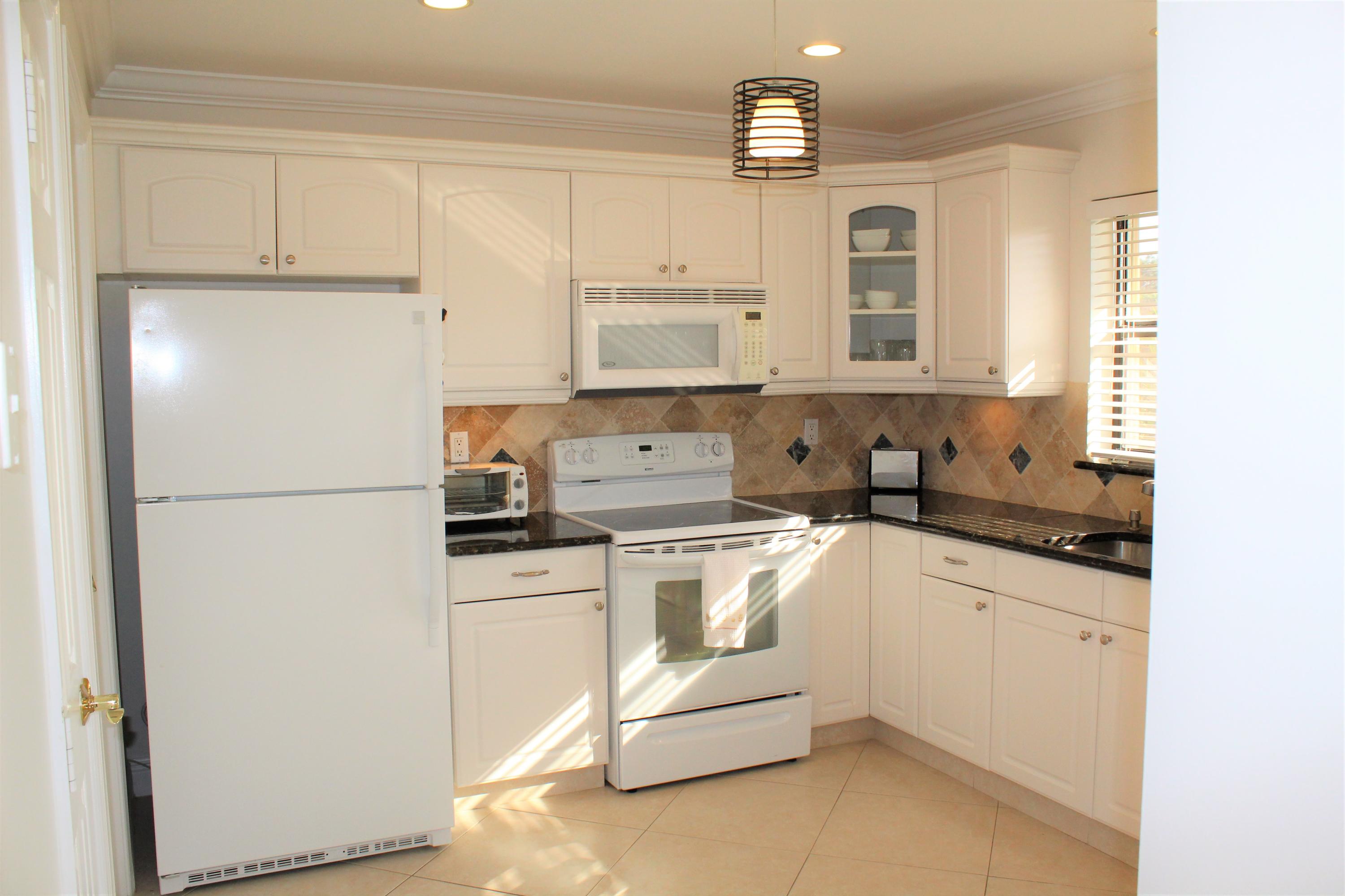 4595 Laurel Tree Road, Unit B Boynton Beach, FL 33436 - Photo 4 of 31 Kitchen