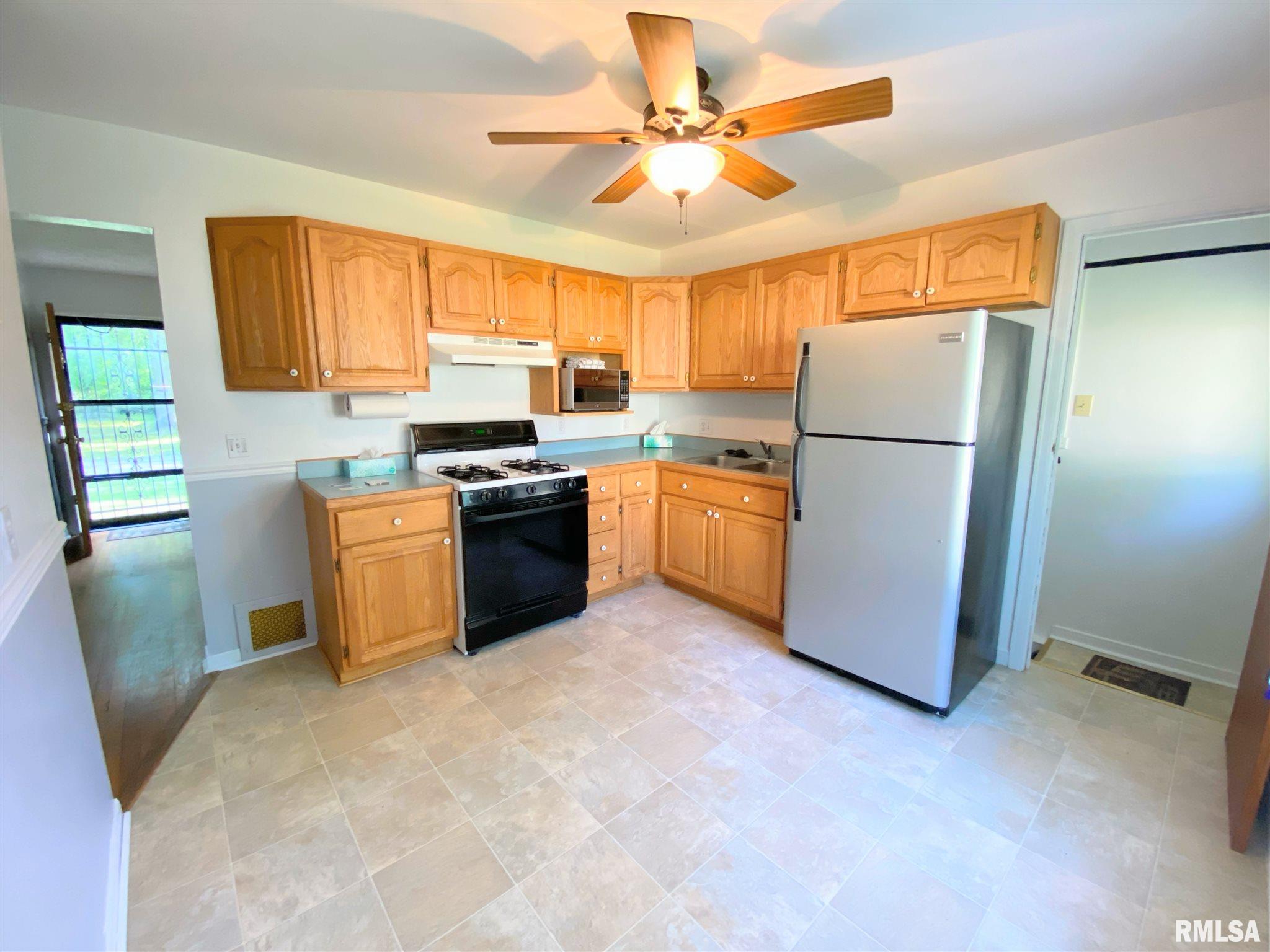 2012 East Buchanan Street Springfield, IL 62703 - Photo 9 of 41