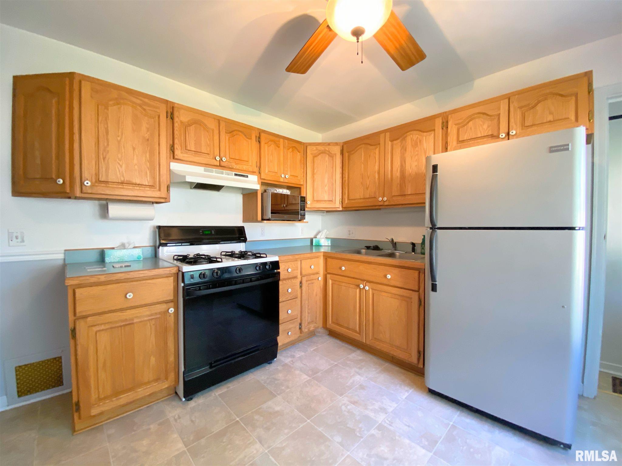 2012 East Buchanan Street Springfield, IL 62703 - Photo 10 of 41