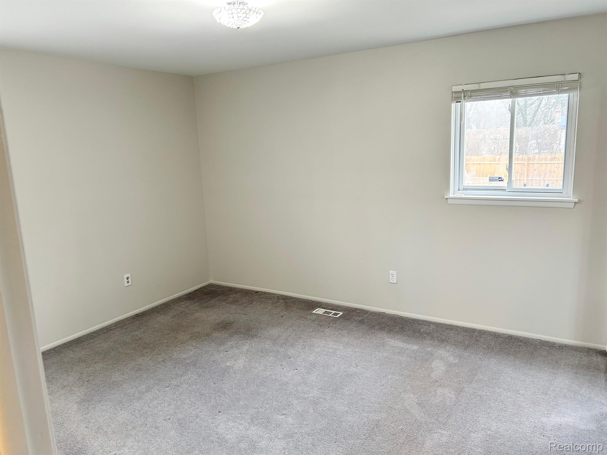 16390 Rutherland Street East Southfield, MI 48076 - Photo 13 of 28 Primary bedroom