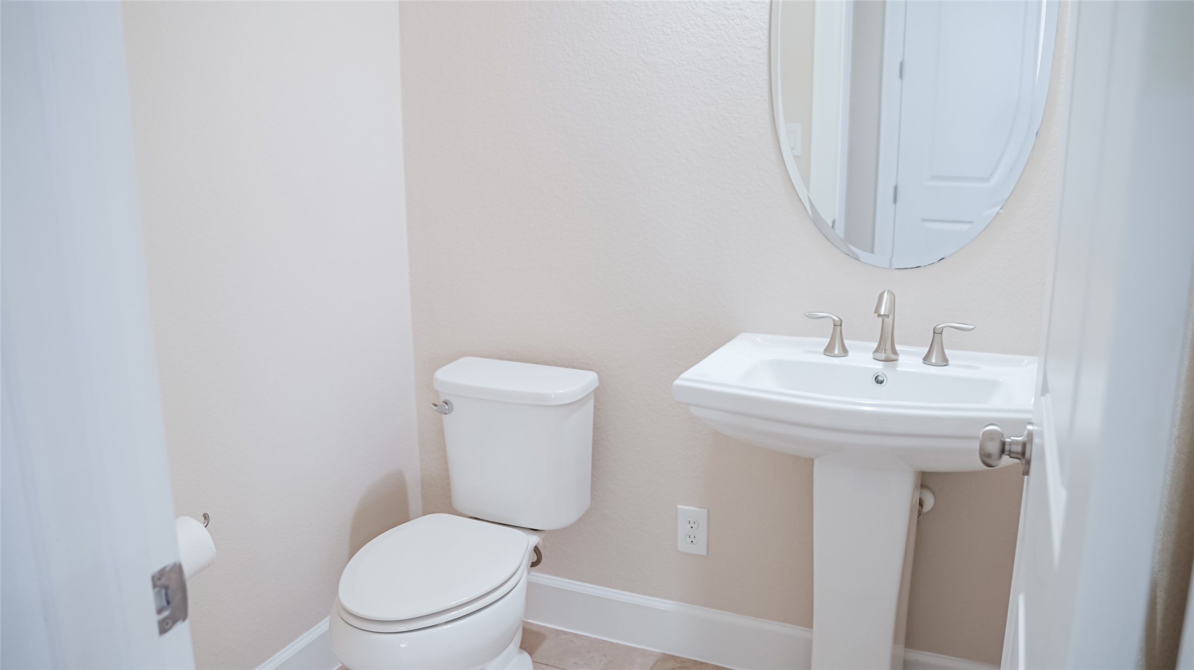 184 Fort Cobb Way Georgetown, TX 78628 - Photo 7 of 33 a bathroom with a toilet a sink and mirror