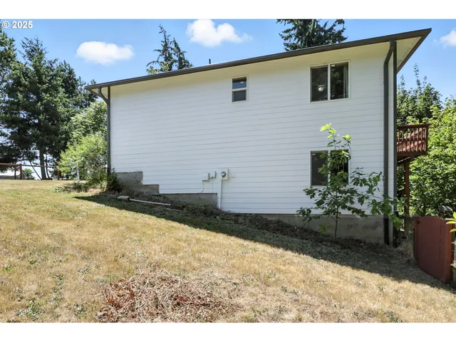 a view of a backyard of the house