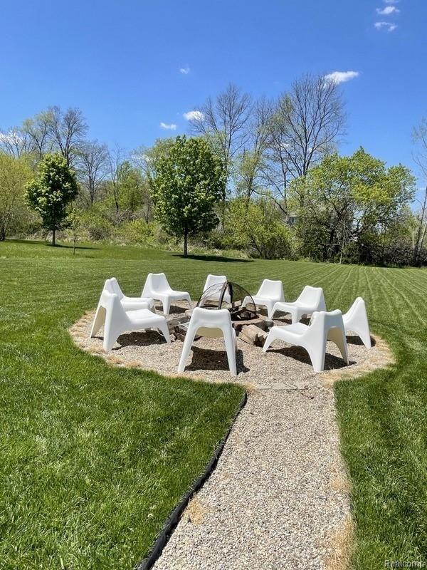 10424 River Edge Road Saline, MI 48176 - Photo 5 of 36 IMG_6754.jpg