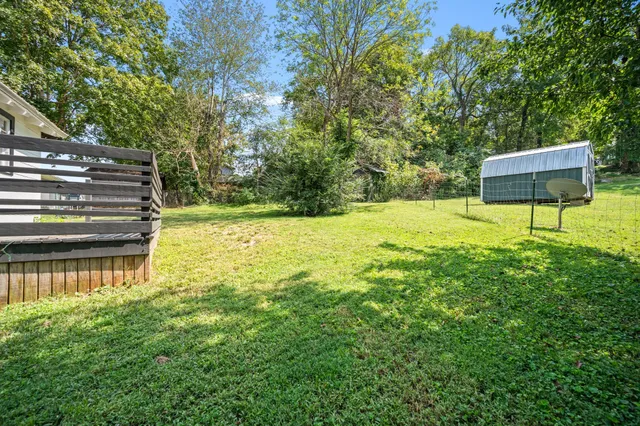a view of a yard with a house