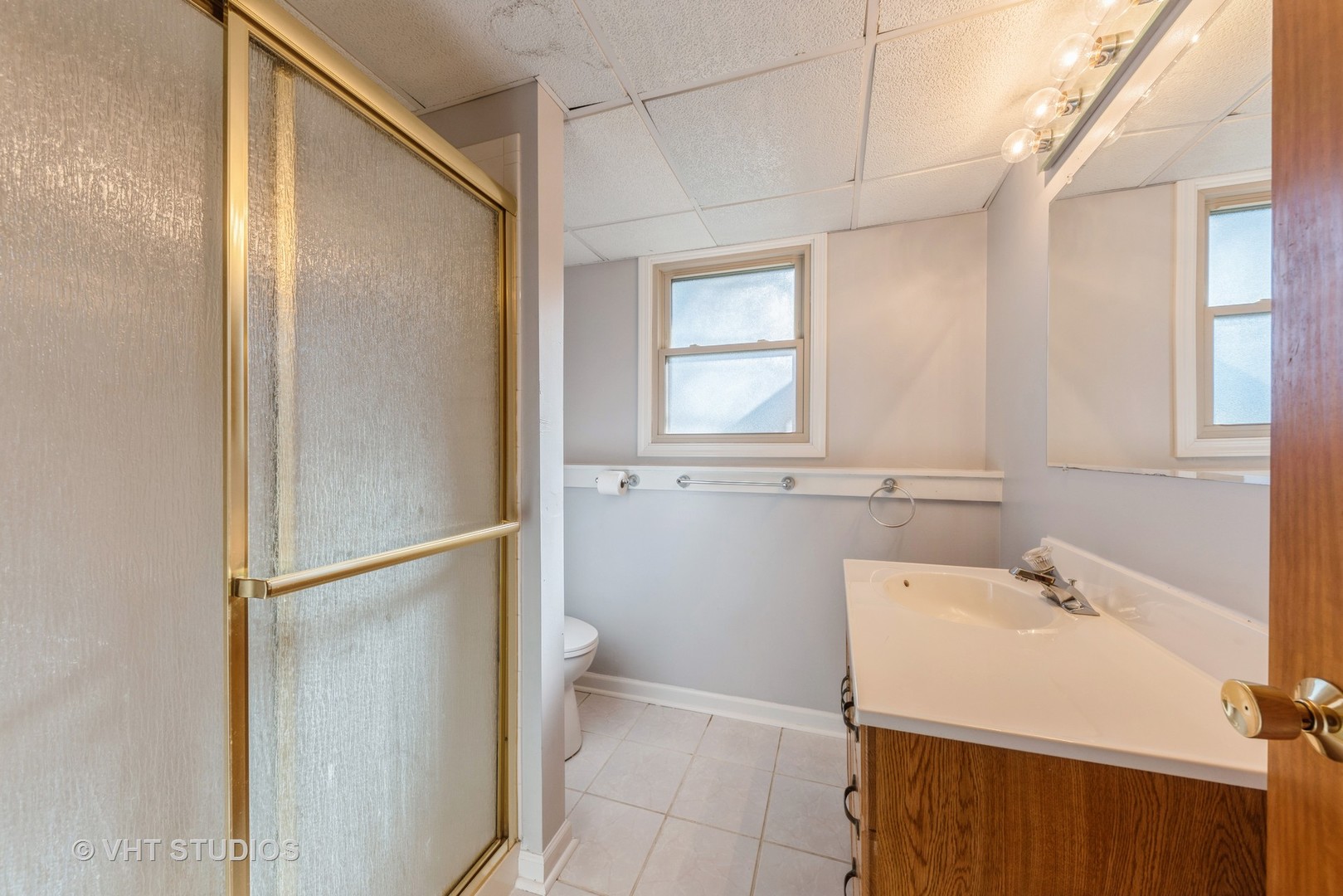 798 Amanda Road New Lenox, IL 60451 - Photo 15 of 20 a bathroom with a sink and a mirror