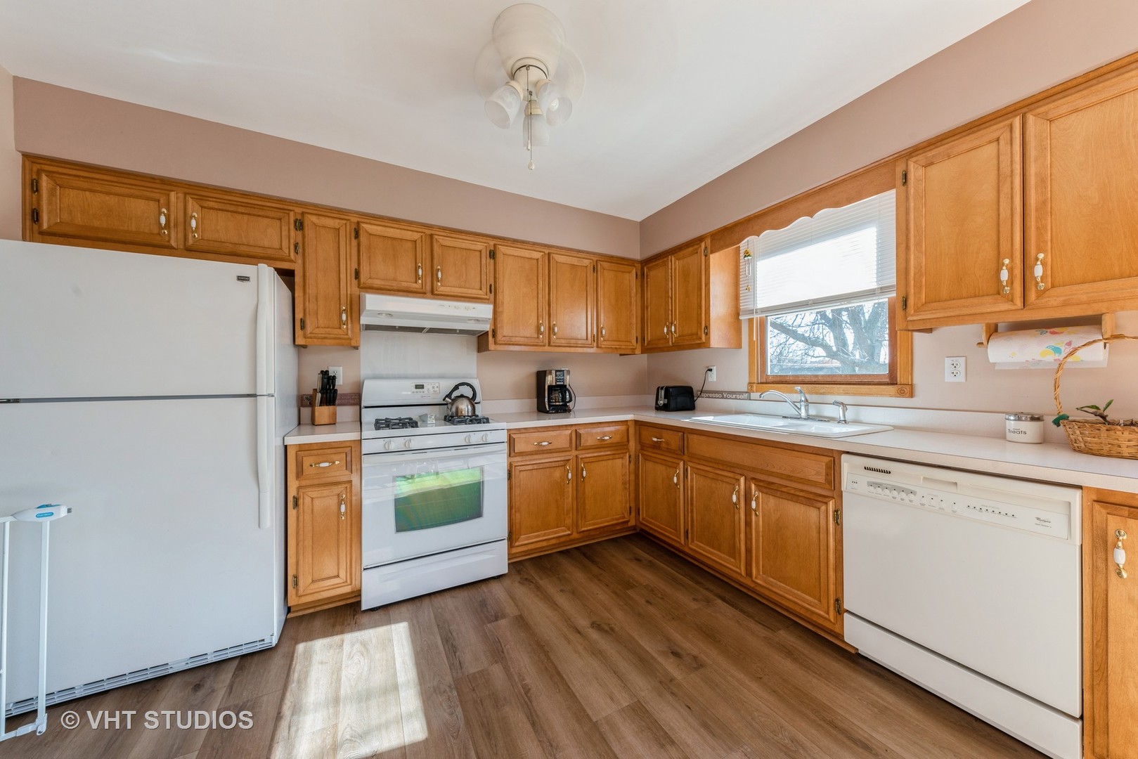 798 Amanda Road New Lenox, IL 60451 - Photo 6 of 20 a kitchen with a refrigerator stove top oven and sink