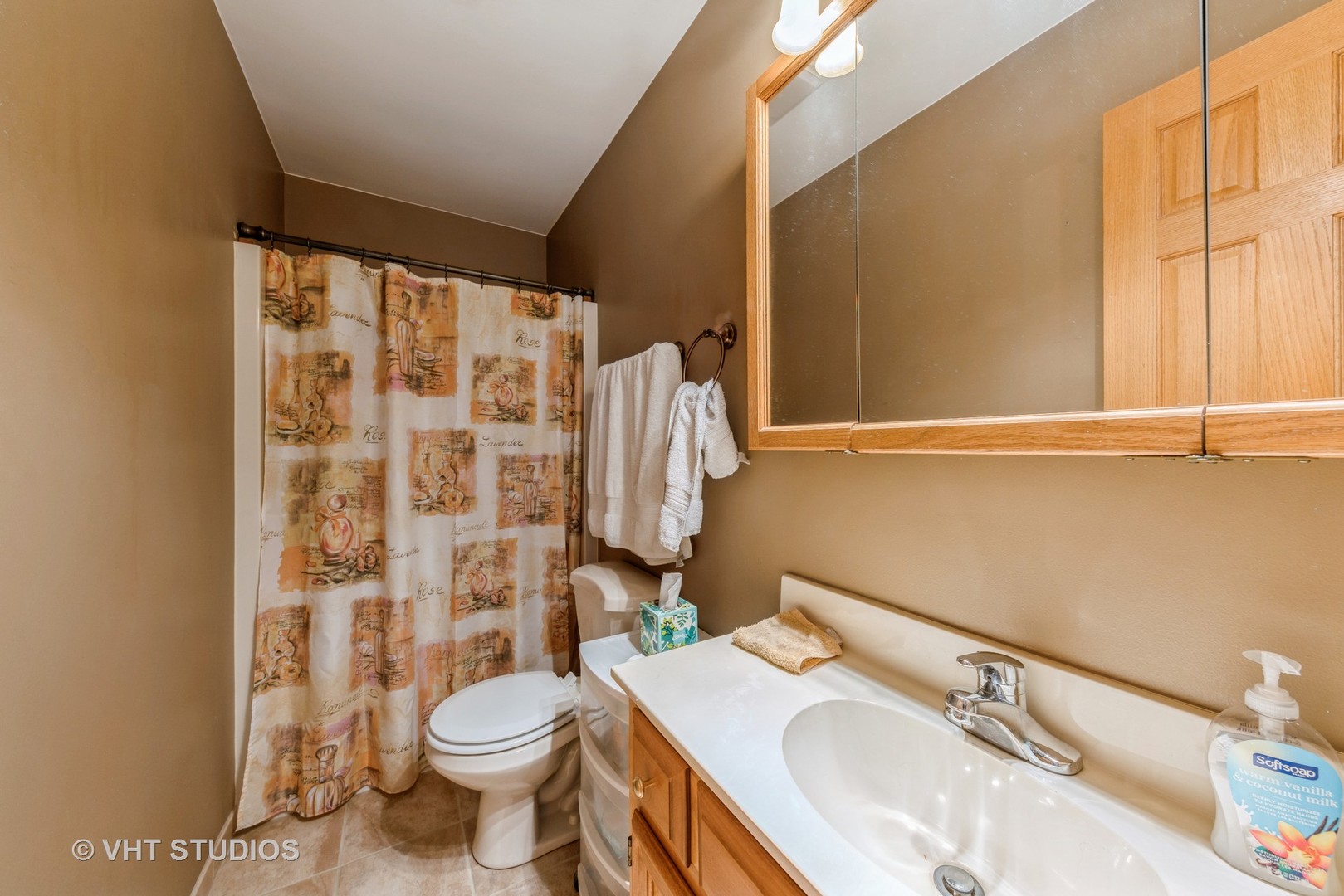 798 Amanda Road New Lenox, IL 60451 - Photo 10 of 20 a bathroom with a sink toilet and shower