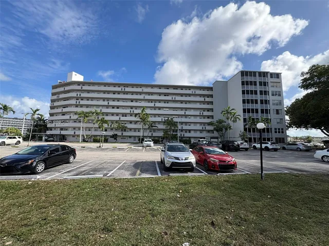 $240,000 | 1750 Northeast 191st Street, Unit 8294, Miami, FL 33179