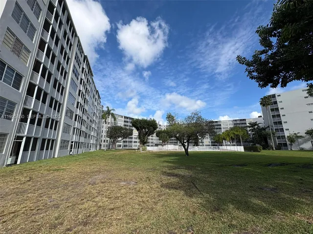 $240,000 | 1750 Northeast 191st Street, Unit 8294, Miami, FL 33179