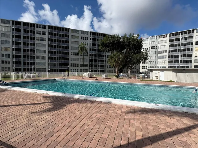 $240,000 | 1750 Northeast 191st Street, Unit 8294, Miami, FL 33179