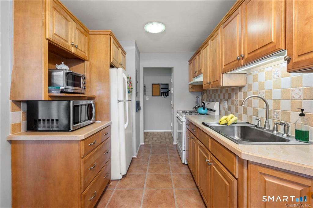 50 Greenhouse Road, Unit 26B Bridgeport, CT 06606 - Photo 7 of 15