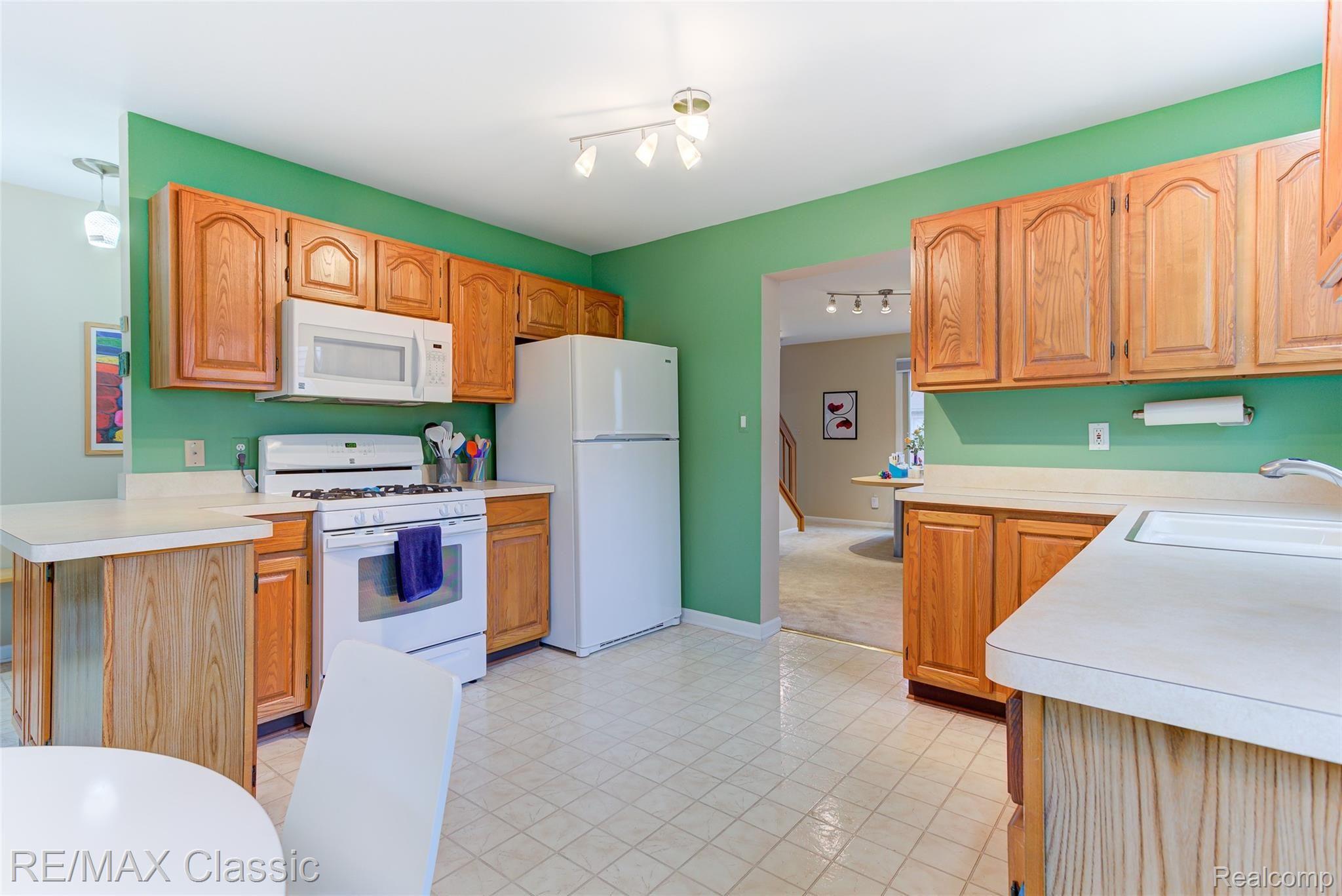 21515 Orchard Lake Road Farmington, MI 48336 - Photo 10 of 36 IMG_1090_1_2.jpg