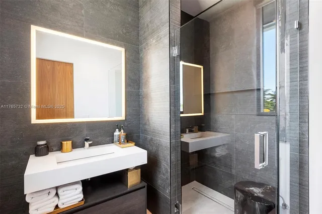 $19,900,000 | 22 Isla Bahia Drive, Fort Lauderdale, FL 33316