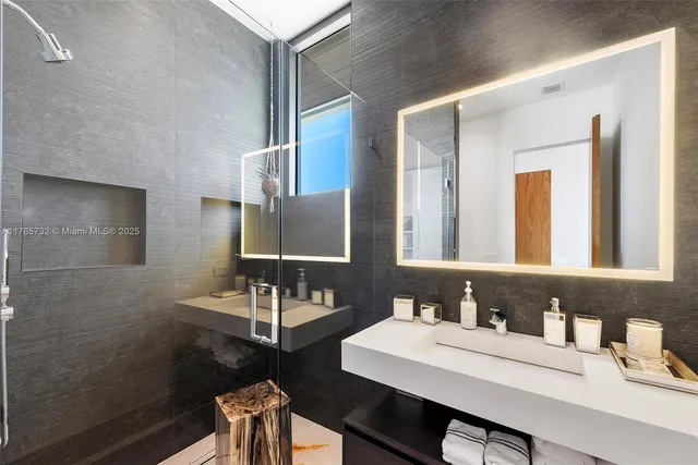 $19,900,000 | 22 Isla Bahia Drive, Fort Lauderdale, FL 33316