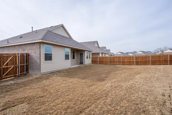 a view of a house with backyard