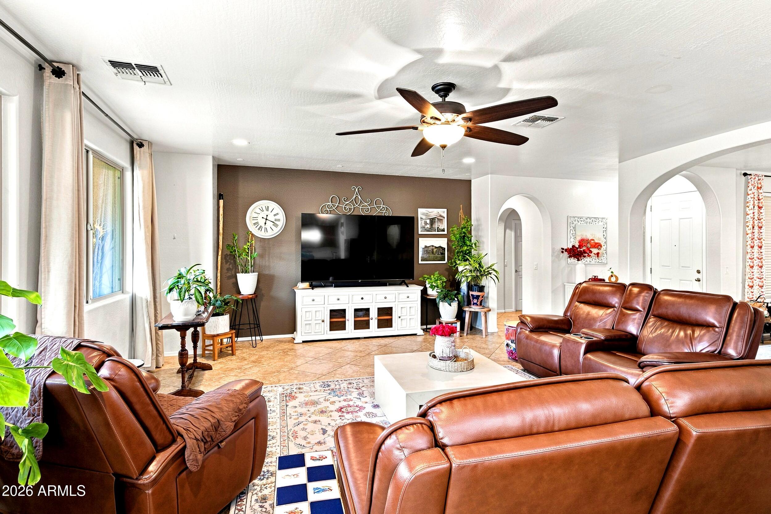 2429 West Hayduk Road Phoenix, AZ 85041 - Photo 6 of 33 8_001_img_0619