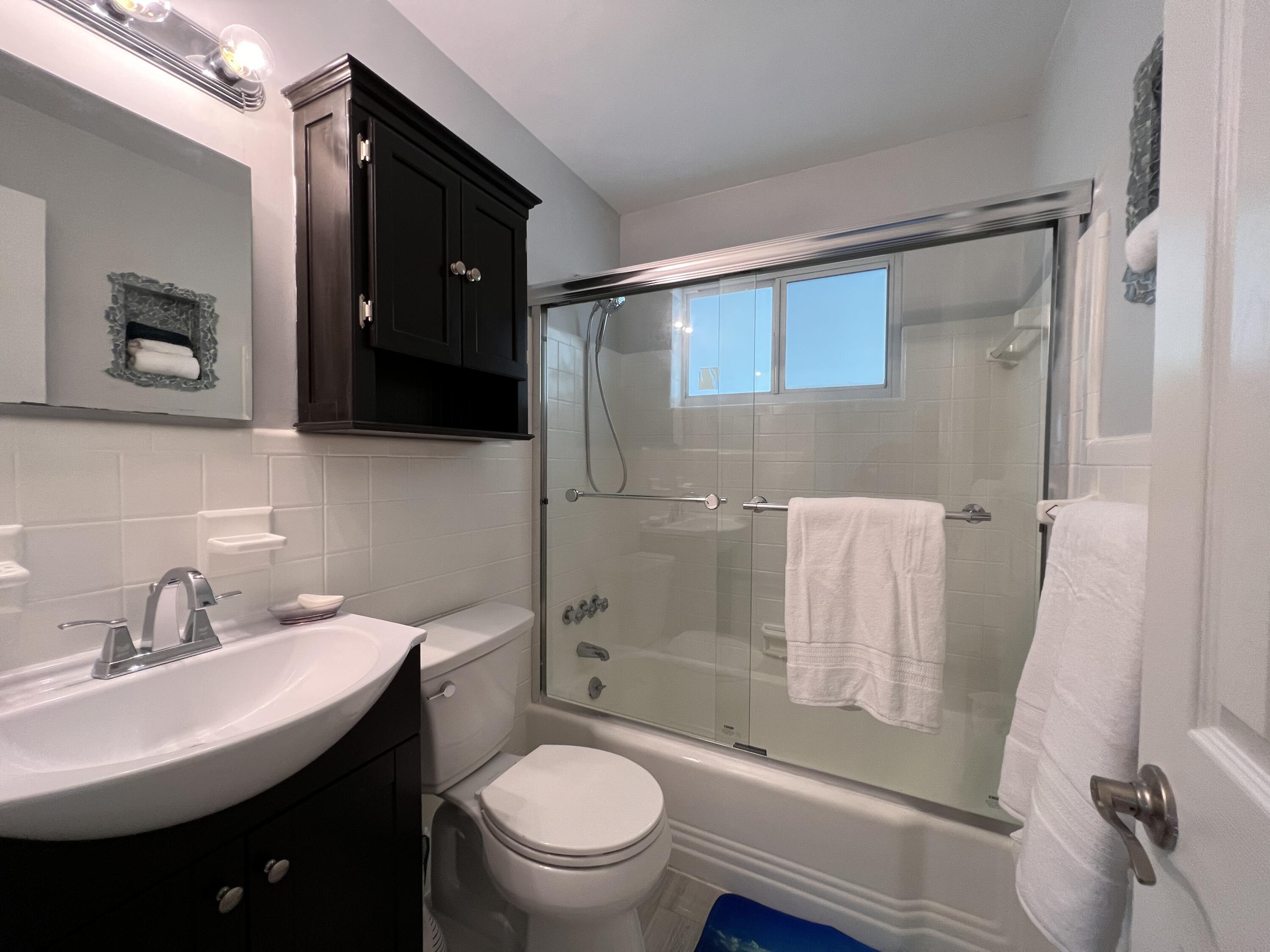 2011 Northeast 31st Street Lighthouse Point, FL 33064 - Photo 28 of 42 Main Bathroom
