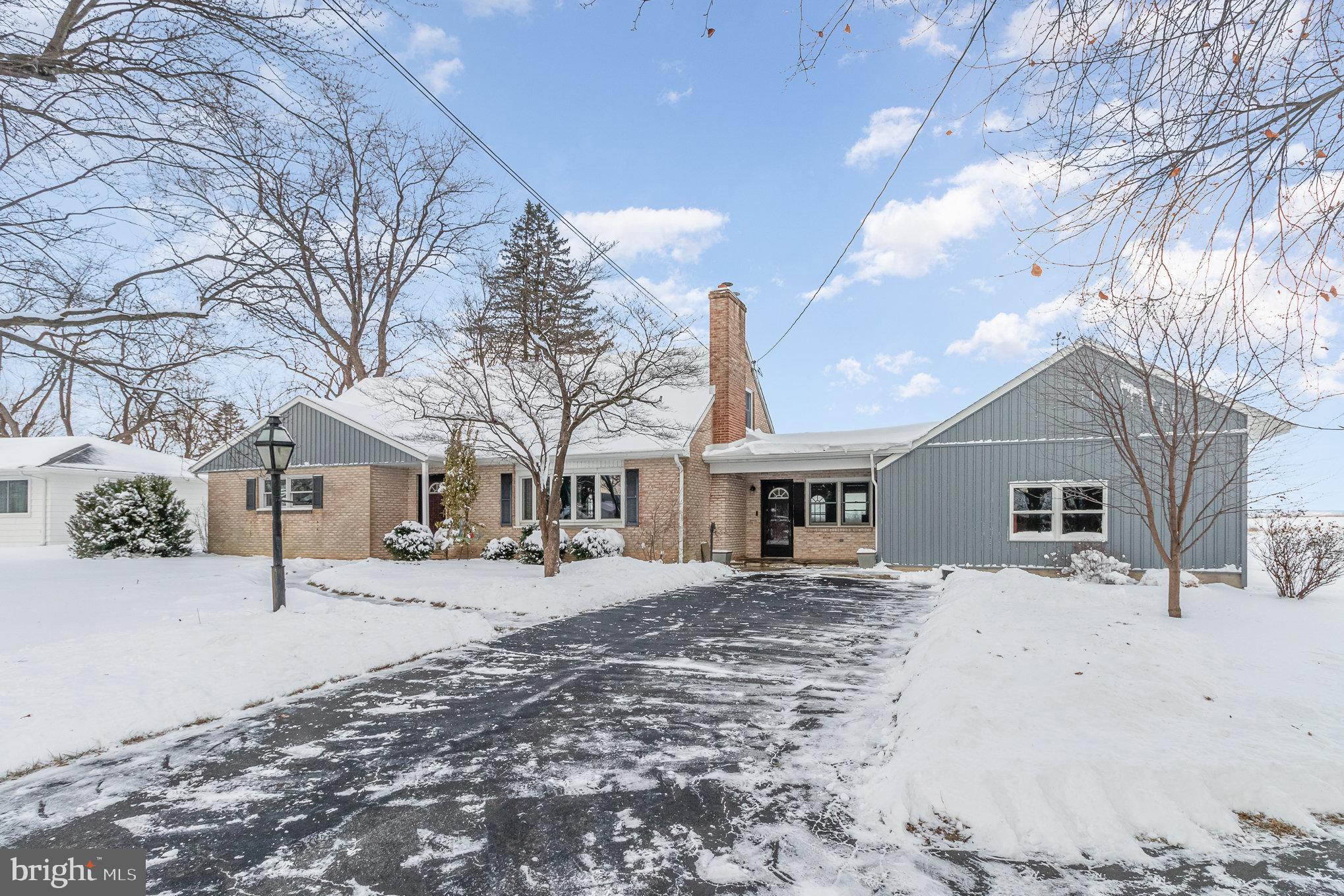 207 Hilltop Road Boiling Springs, PA 17007 - Photo 2 of 37