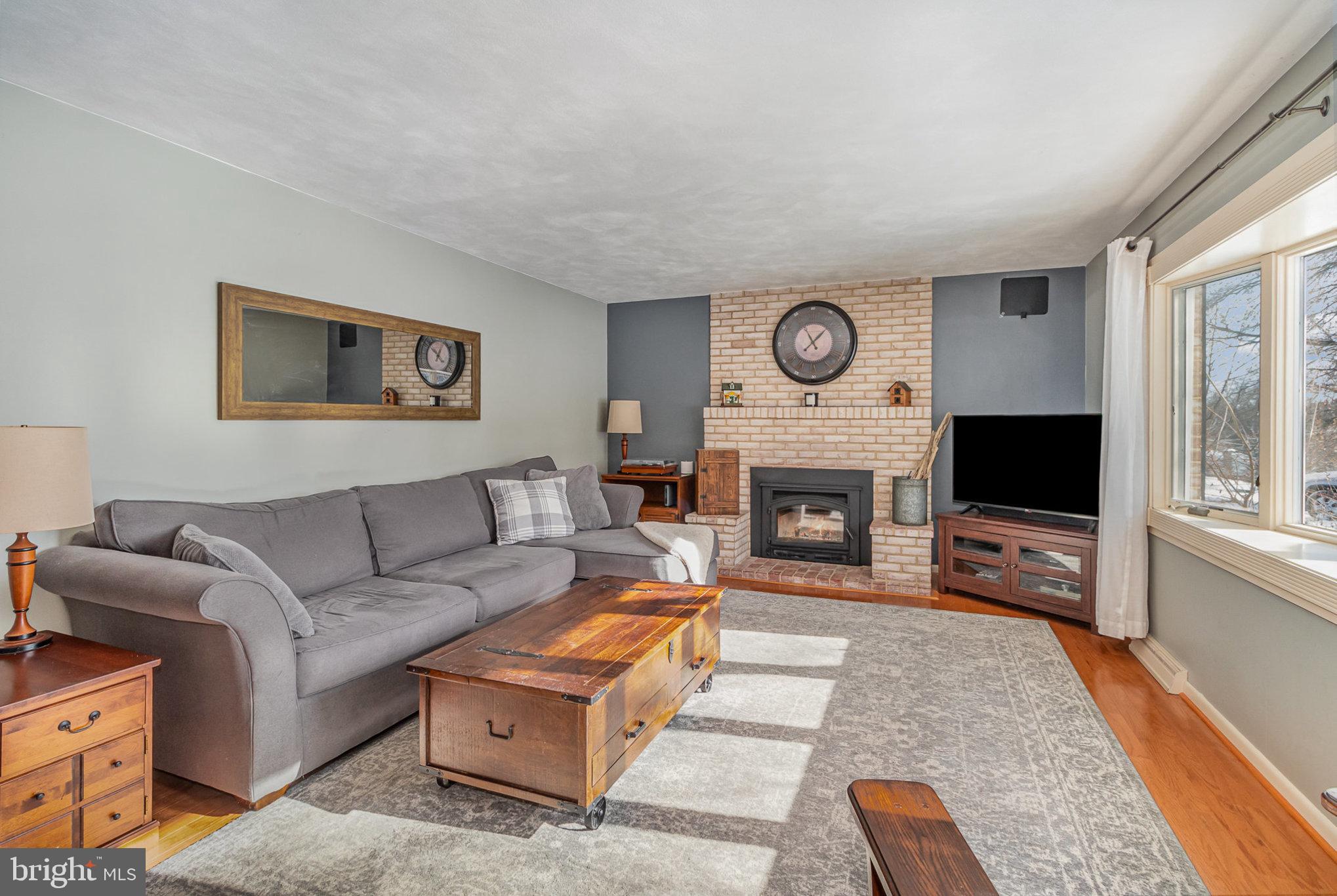 207 Hilltop Road Boiling Springs, PA 17007 - Photo 3 of 37