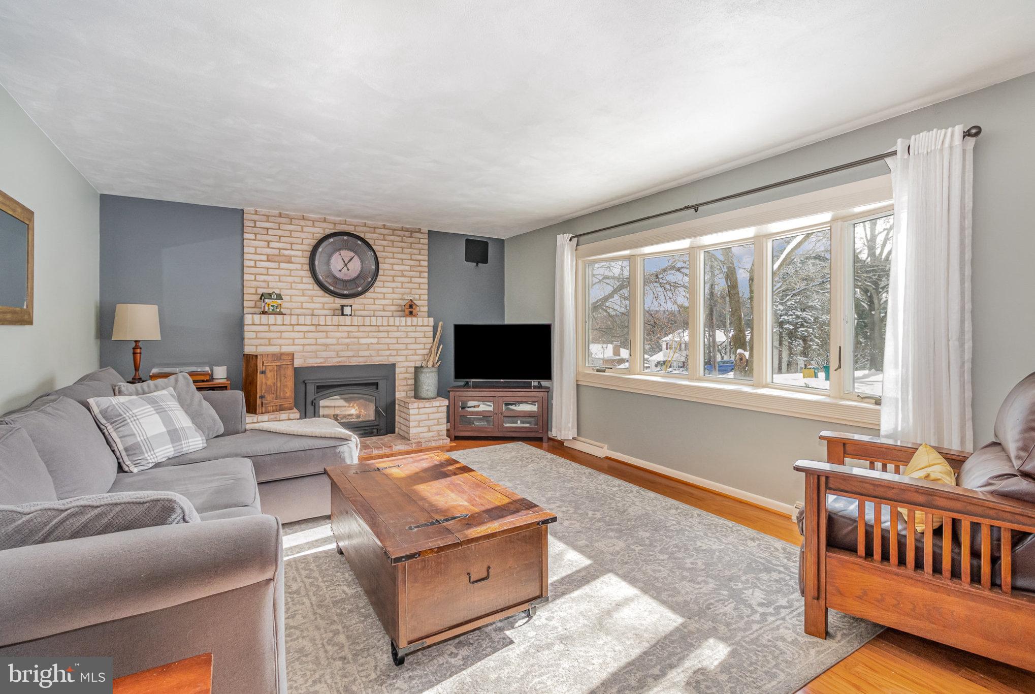 207 Hilltop Road Boiling Springs, PA 17007 - Photo 4 of 37