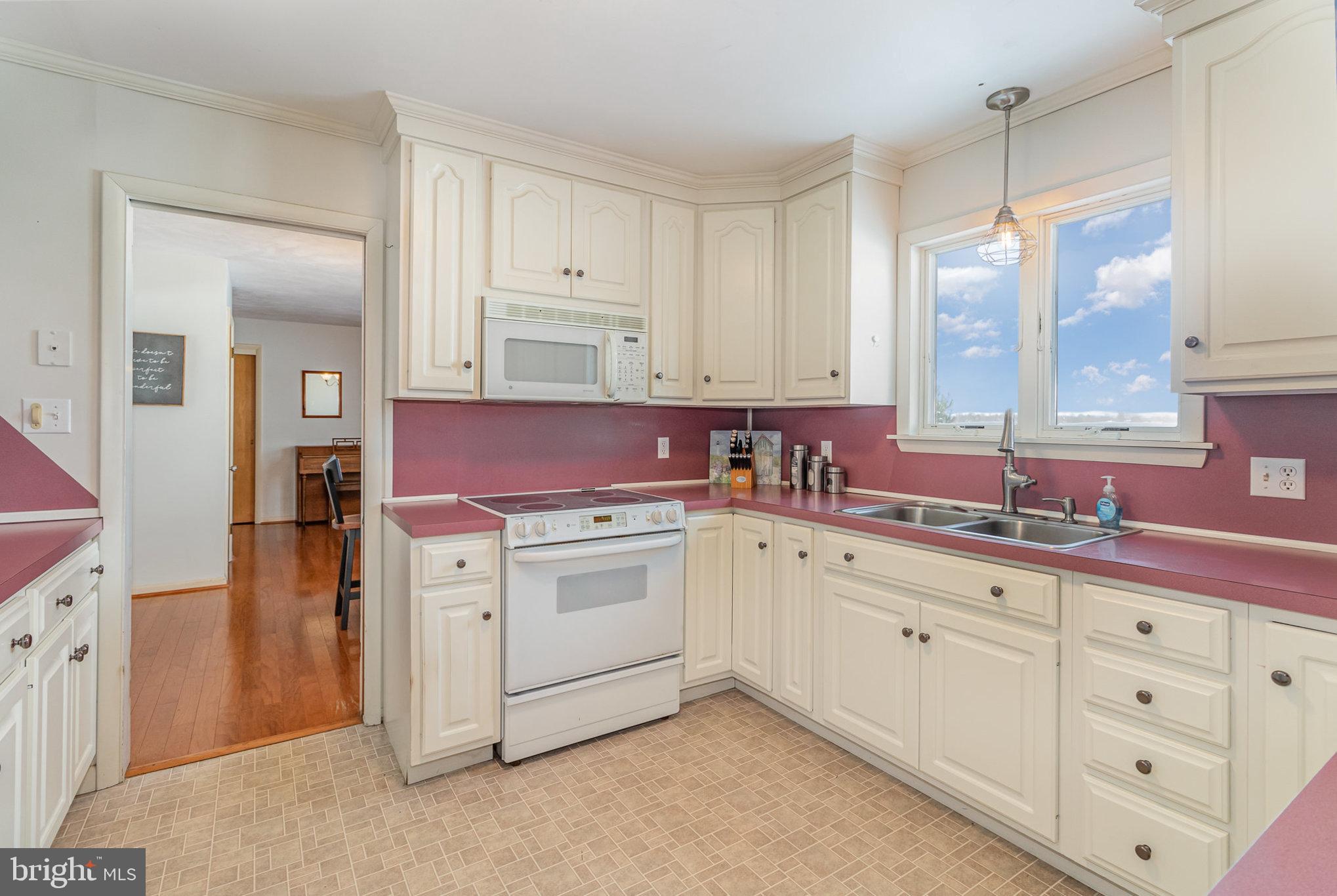 207 Hilltop Road Boiling Springs, PA 17007 - Photo 7 of 37