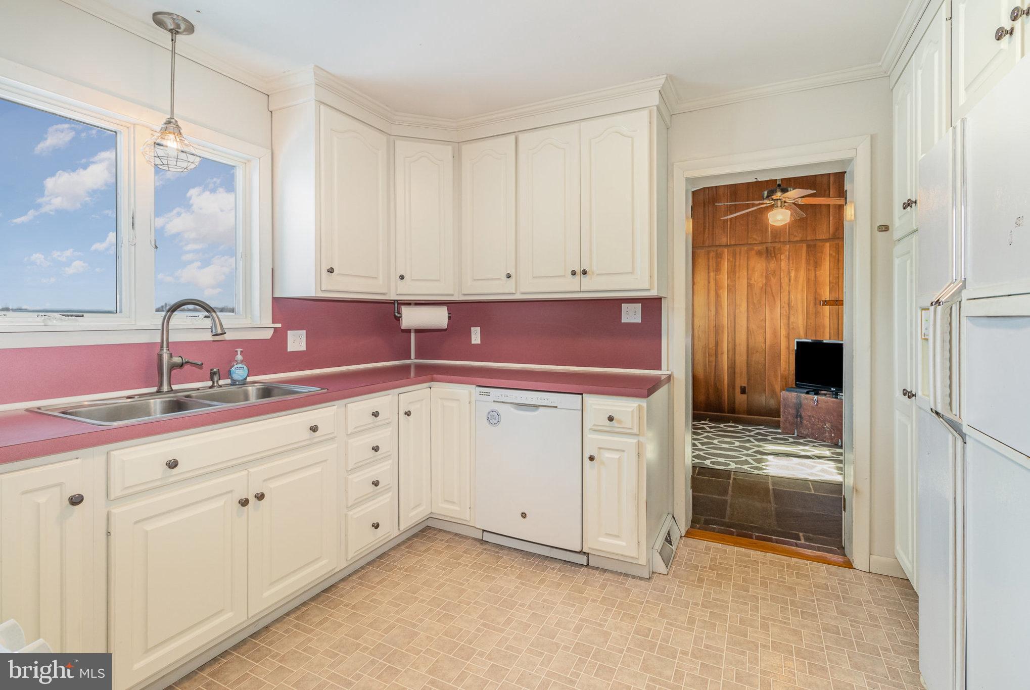 207 Hilltop Road Boiling Springs, PA 17007 - Photo 9 of 37