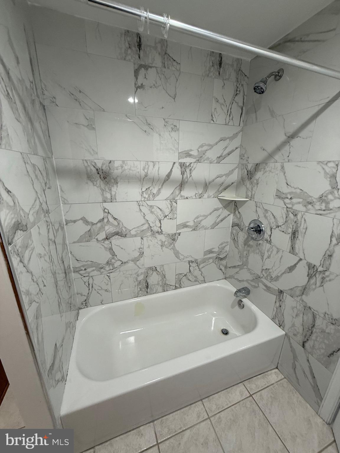 3220 Guilford Street Philadelphia, PA 19136 - Photo 9 of 20 a bathroom with a bathtub
