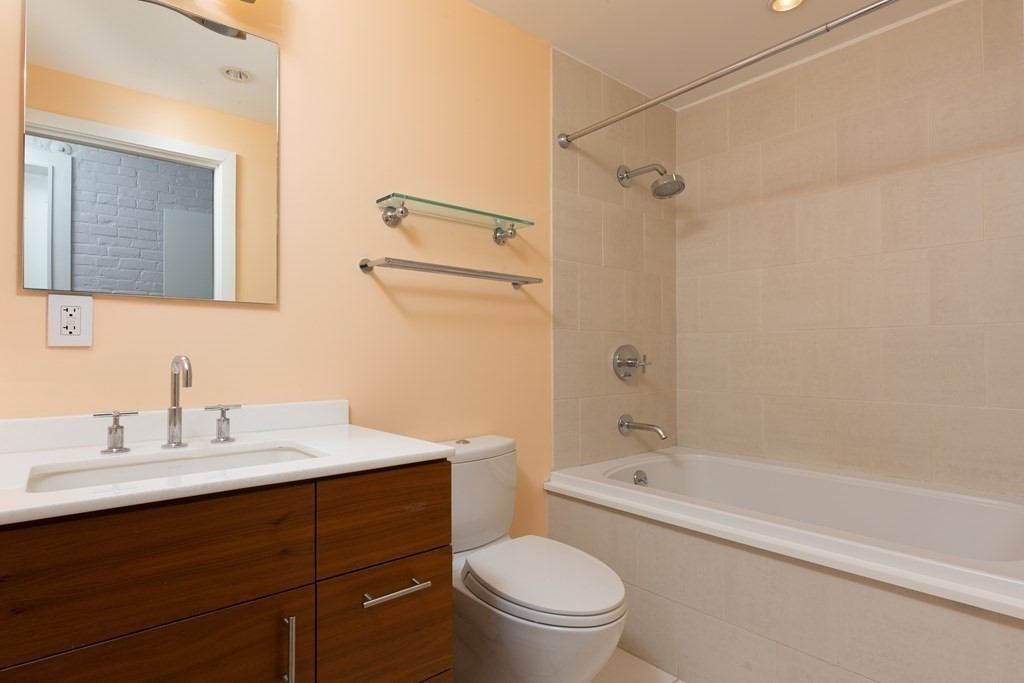 346 Congress Street, Unit 305 Boston, MA 02210 - Photo 5 of 9