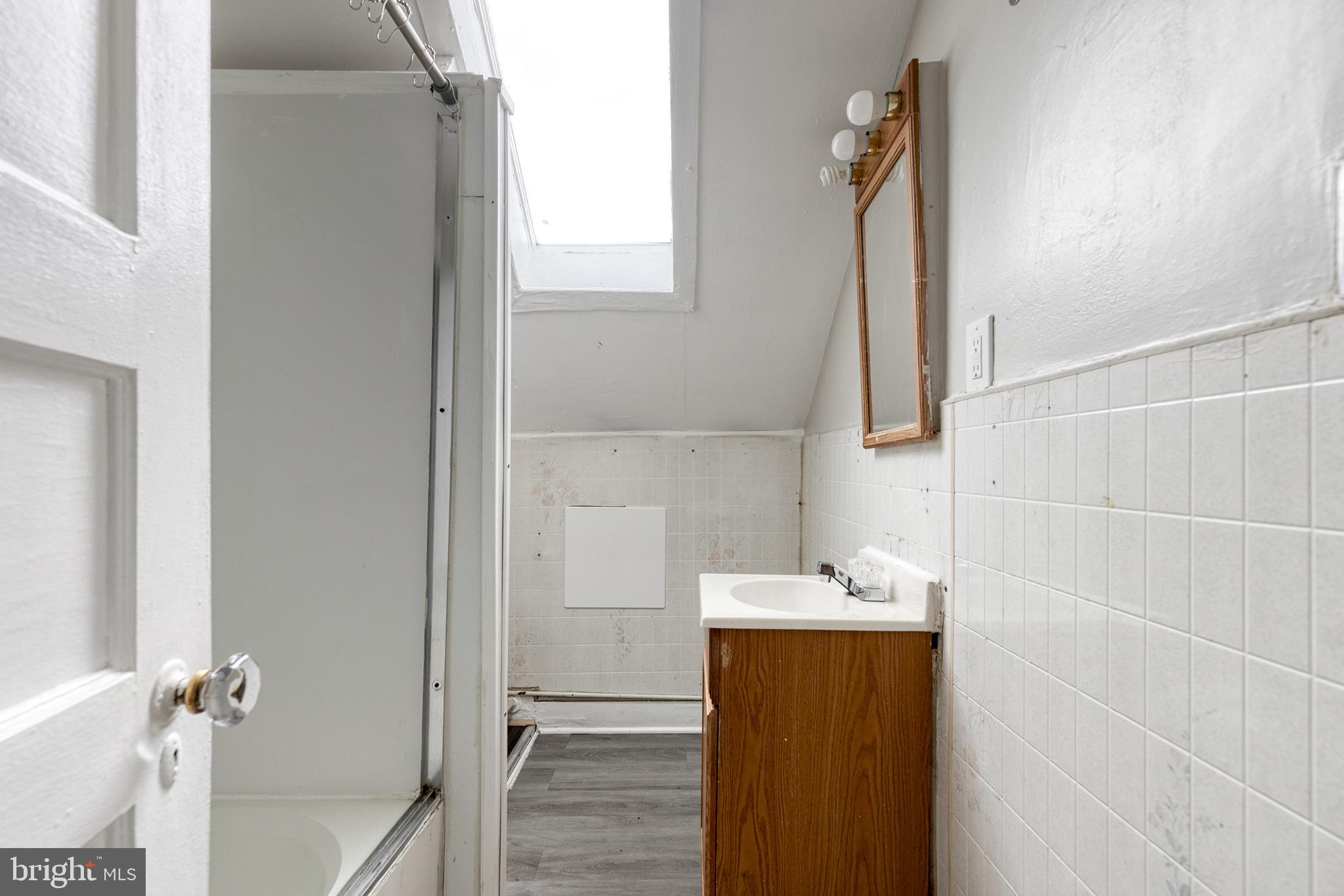 3711 Egerton Road Baltimore, MD 21215 - Photo 32 of 36 Unit 3 bathroom