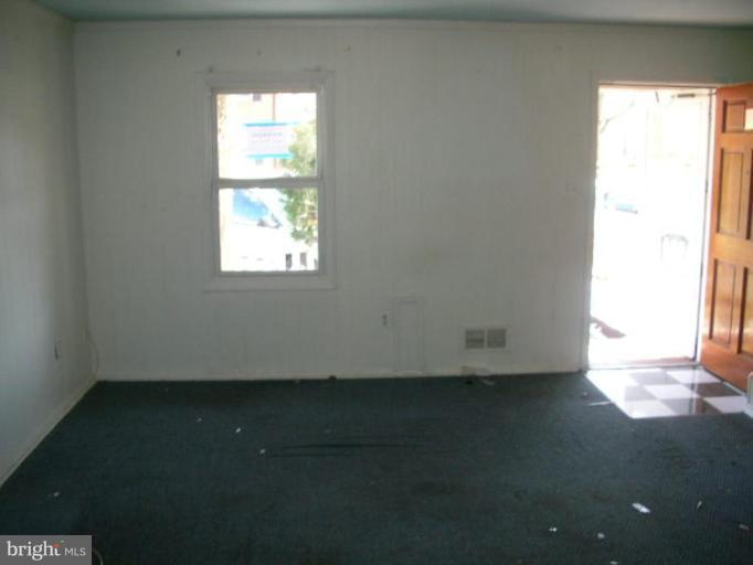 9302 Taney Road Manassas, VA 20110 - Photo 2 of 10 Living Room