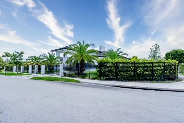 an empty room with windows and pillars in it