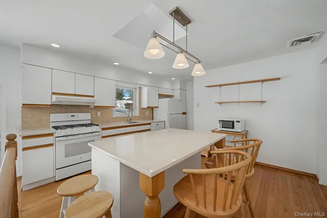 $3,900 | 22 7 Avenue, Kings Park, NY 11754