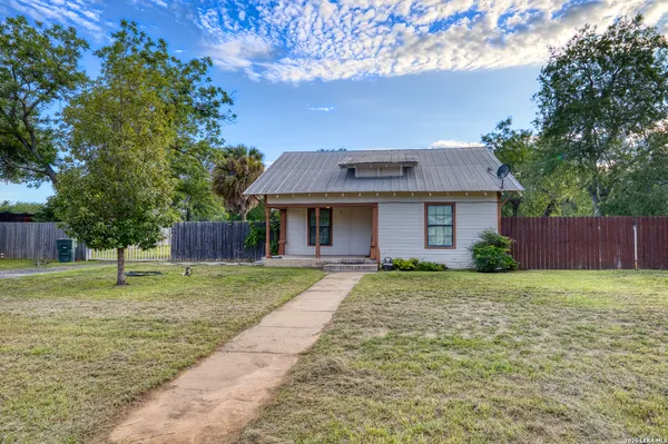 $189,900 | 1231 North High Street, Uvalde, TX 78801