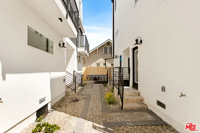 $3,995 | 1617 1/2 2nd Avenue, Los Angeles, CA 90019