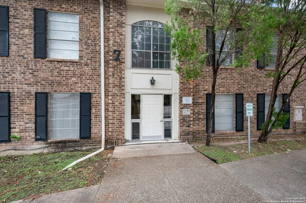$2,195 | 1819 Babcock Road, Unit 704, San Antonio, TX 78229