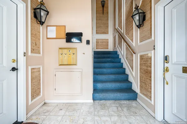 $2,195 | 1819 Babcock Road, Unit 704, San Antonio, TX 78229