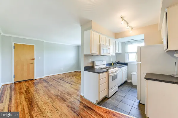 $1,800 | 1627 Massachusetts Avenue Southeast, Unit 201, Washington, DC 20003