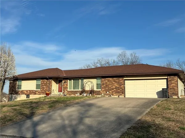 $430,000 | 11017 Northwest Crooked Road, Kansas City, MO 64152