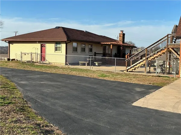 $430,000 | 11017 Northwest Crooked Road, Kansas City, MO 64152