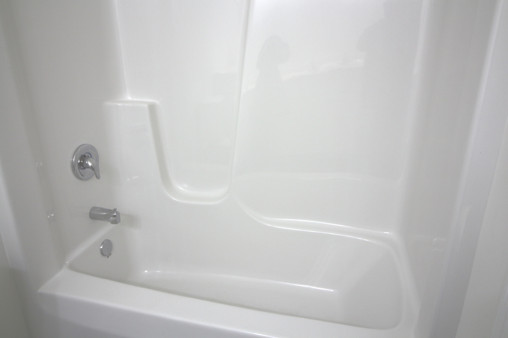 8 Kimberly Road Spring Valley, IL 61362 - Photo 10 of 17 a close up of a bathtub