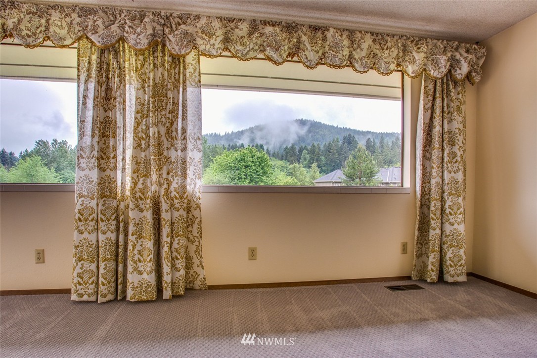 5604 Northeast 24th Street Renton, WA 98059 - Photo 6 of 24