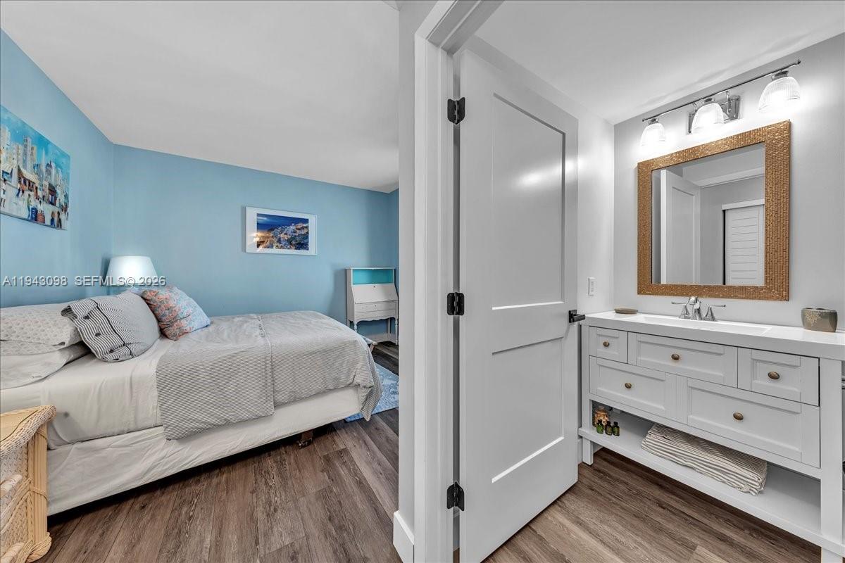 90 Southwest 3rd Street, Unit 2604 Miami, FL 33130 - Photo 29 of 59 a bedroom with a bed and a mirror