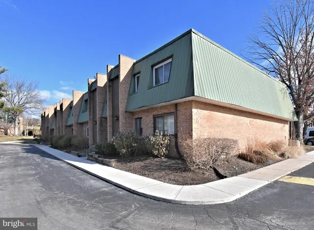 $1,800 | 1605 Meadowview Lane, Unit 1605, Mont Clare, PA 19453