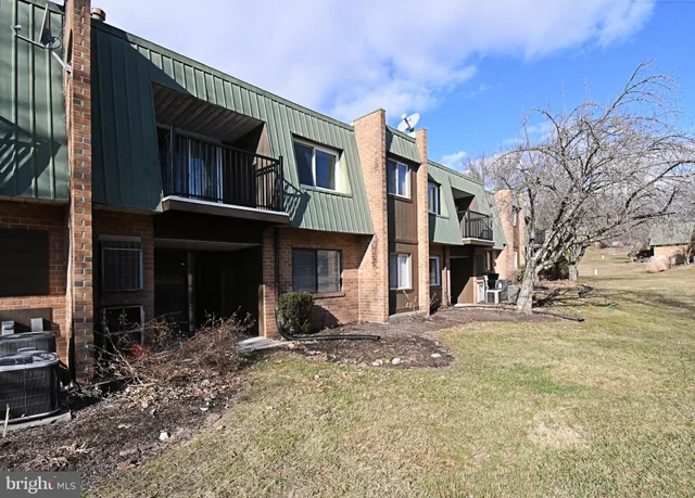 $1,800 | 1605 Meadowview Lane, Unit 1605, Mont Clare, PA 19453