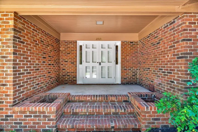 a picture of a black and white photo