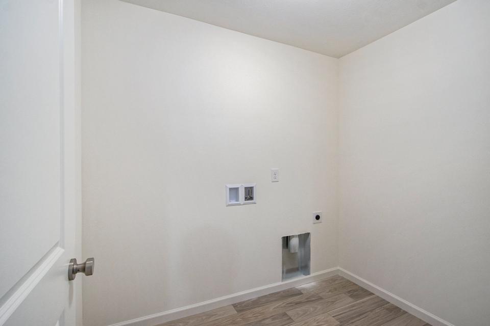 6281 Comiskey Road Stevensville, MI 49127 - Photo 22 of 44 32-APP052-E2700-Laundry