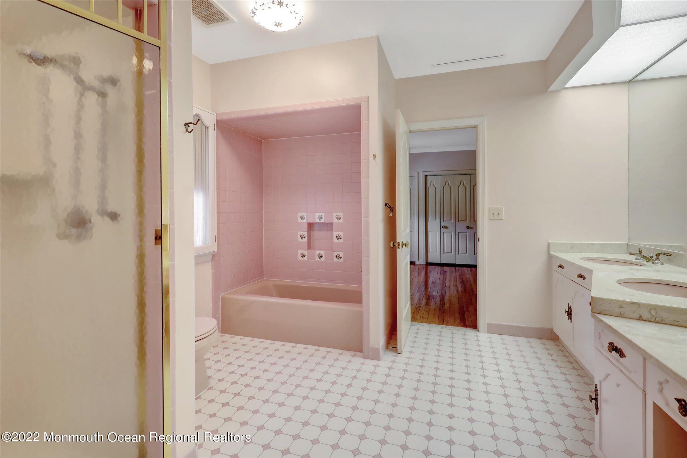 353 East Freehold Road, Unit 353355 Freehold, NJ 07728 - Photo 46 of 87 42-Jack & Jill Suite